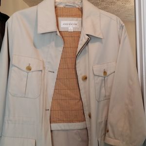 Women's 3/4 Trench Coat (New) Never worny